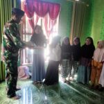 Perkuat Pembinaan Mental Spiritual, Dandim 1607/Sumbawa Serahkan Al-Qur’an untuk Guru Ngaji