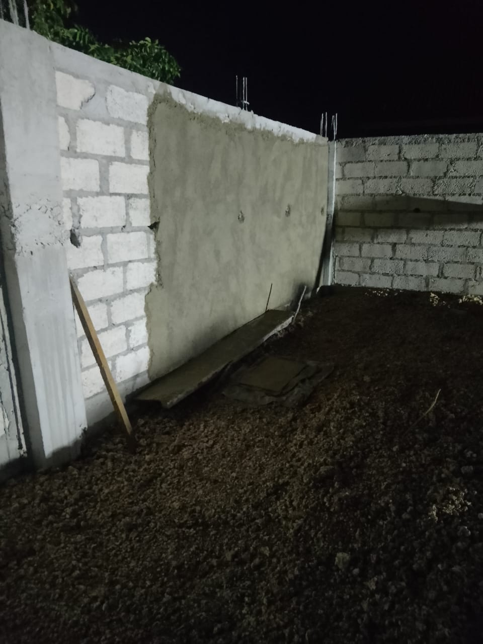 Babinsa Kopda Noh Nubatonis Kawal Pekerjaan Malam Pembangunan KDKMP Desa Temas