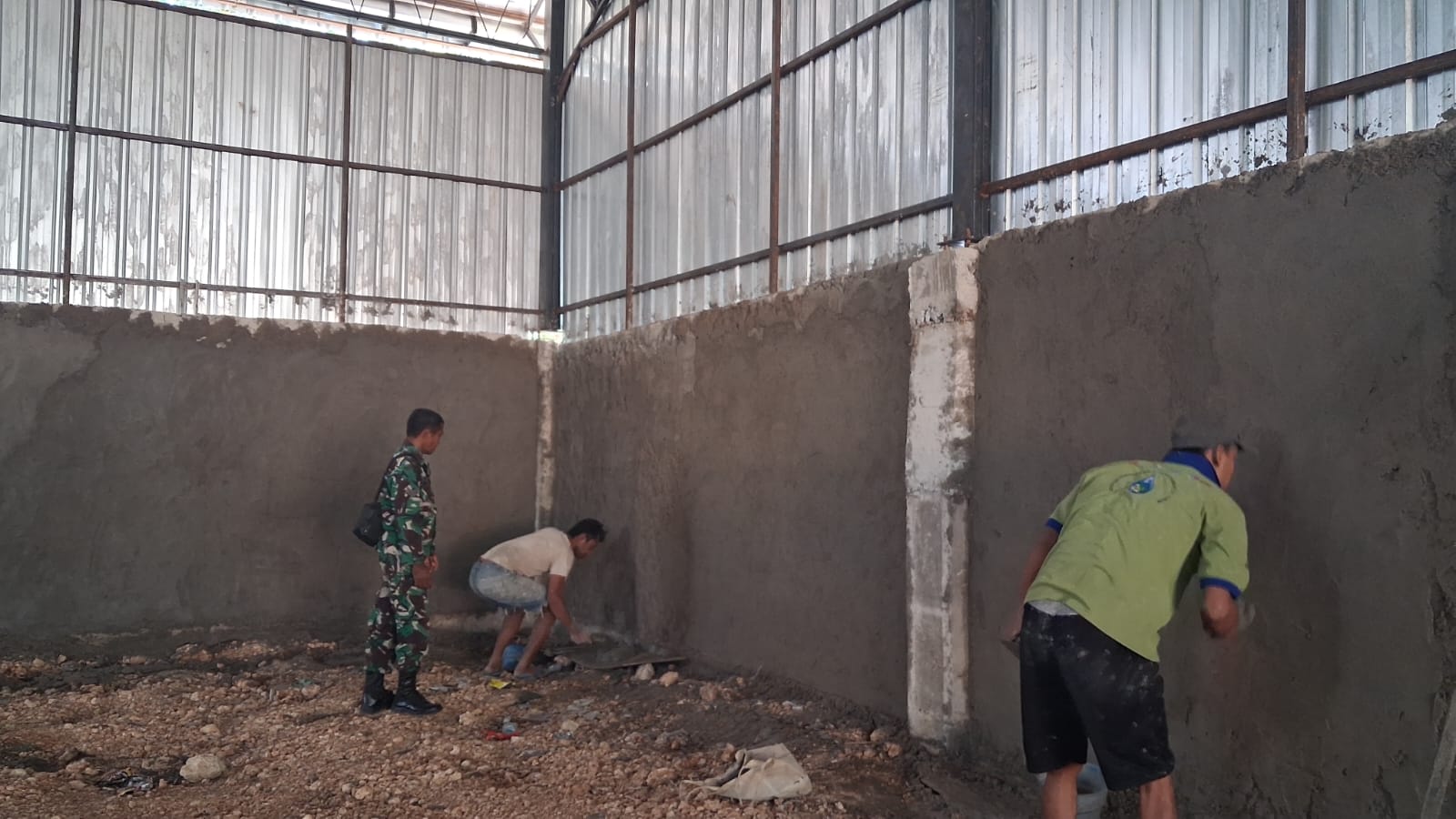 Komitmen Kawal Pembangunan Desa, Babinsa Pantau Progres KDKMP Lakamola