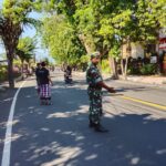 Babinsa Beratan Hadir di Tengah Masyarakat, Pastikan Upacara Mekingsan Ring Geni Berlangsung Lancar