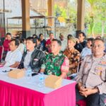 Sinergitas TNI dan Pemerintah Desa Suwat Kawal Keterbukaan Pengelolaan Anggaran Demi Kemajuan Masyarakat