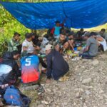 Makan Siang Bersama di Tengah Medan Kerja, Bukti Nyata TNI Menyatu dengan Rakyat