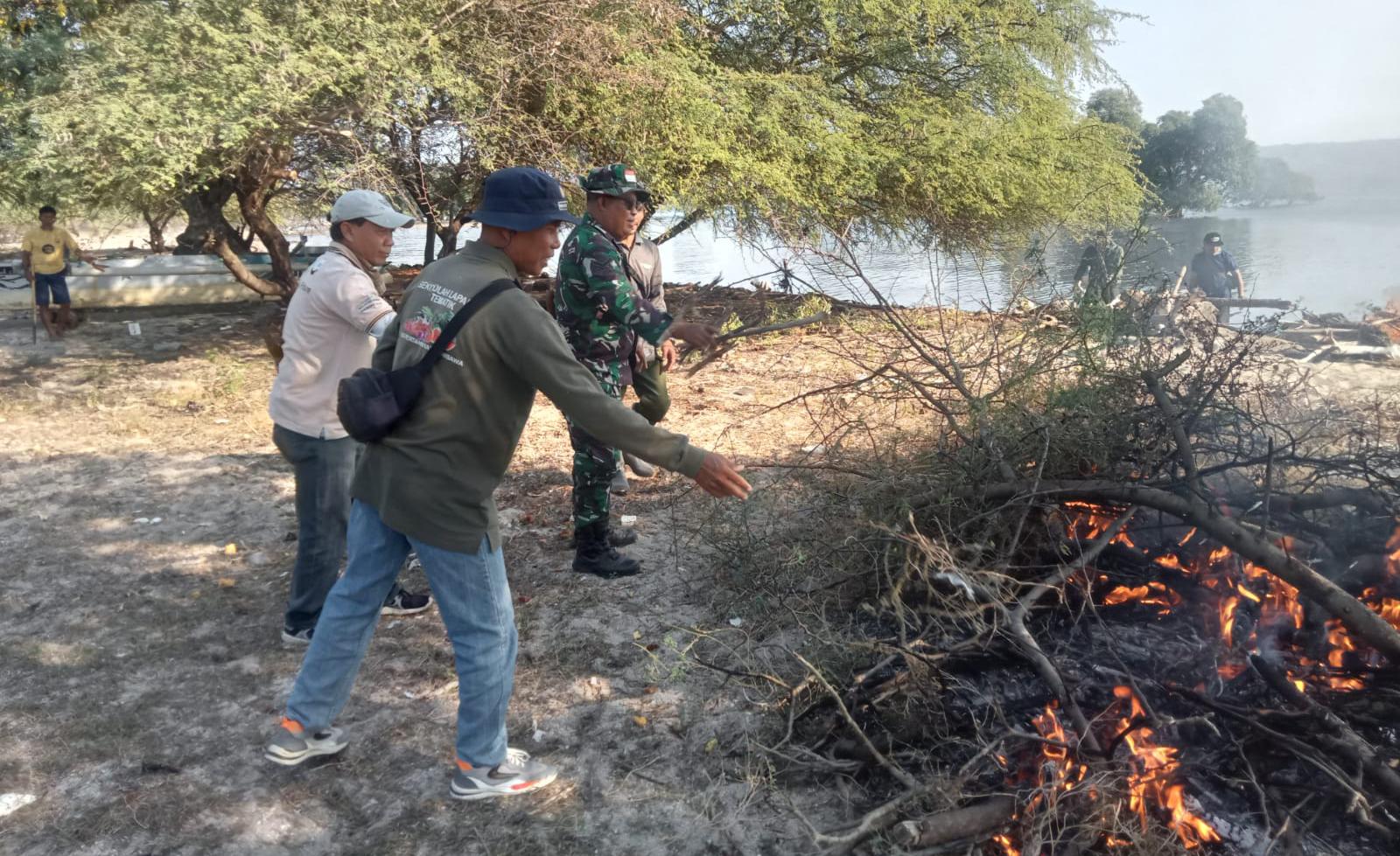 ‎Babinsa Bersama Masyarakat Bangun Kepedulian Lingkungan Lewat Aksi Bersih Pantai