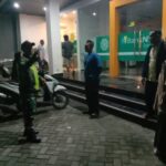 Hadir di Tengah Masyarakat, Patroli Malam Posramil Plampang Disambut Antusias Warga