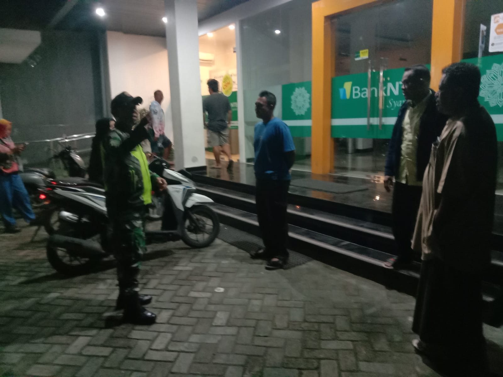 Hadir di Tengah Masyarakat, Patroli Malam Posramil Plampang Disambut Antusias Warga