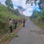 ‎Babinsa Hadir di Tengah Masyarakat, Gotong Royong Pererat Silaturahmi Warga Desa Lawin