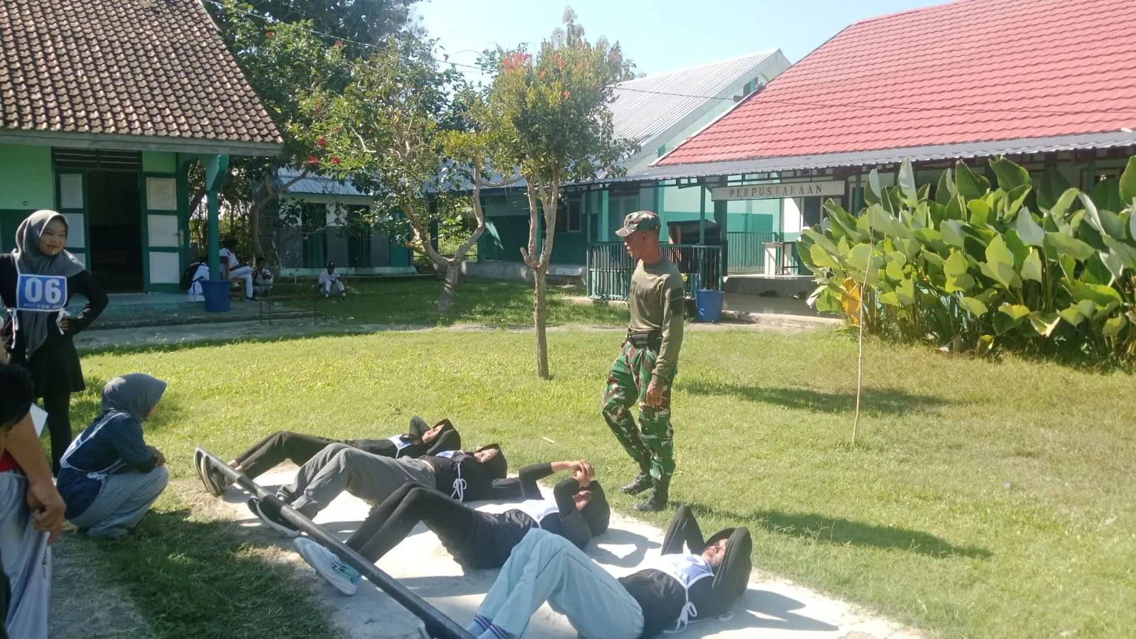 Menuju Karier Global, Babinsa Koramil 1607-04/Alas Dampingi Tes Fisik Calon Pekerja Luar Negeri