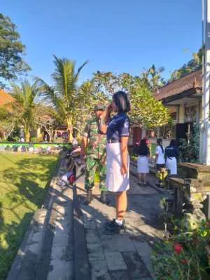 Bangun karakter para siswa SMAN 1 Rendang, Anggota Koramil 1623-03/Rendang latihkan PBB.