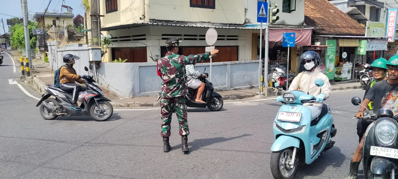 Sinergi TNI Polri dan Pecalang, Babinsa Koptu Wayan Sutamaya Kawal Prosesi Pengabenan di Banjar Budaga