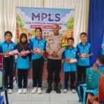 Cegah Perundungan dan Narkoba Sejak Dini, Bhabinkamtibmas Roworena Beri Edukasi Interaktif di SMPN 2 Ende Selatan