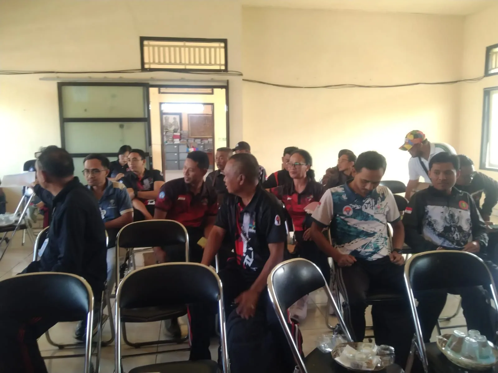 Tingkatkan sinergitas, Babinsa 1623-06/Selat bersama panitia lomba dalam rangka HUT RI ke – 81 laksanakan rapat koordinasi