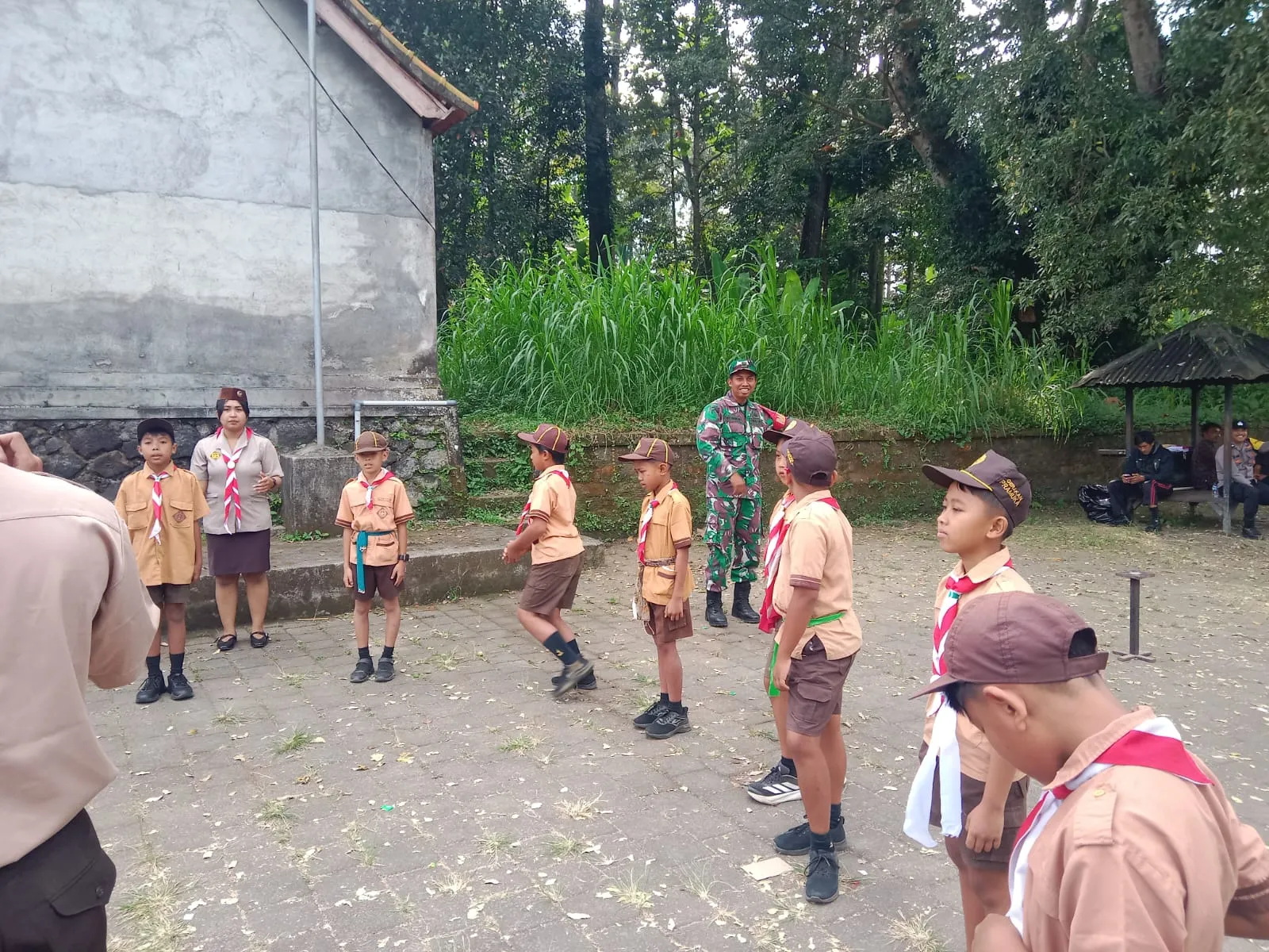 Babinsa dan Bhabinkamtibmas Bersinergi Sukseskan Persari Pramuka Desa Bukian