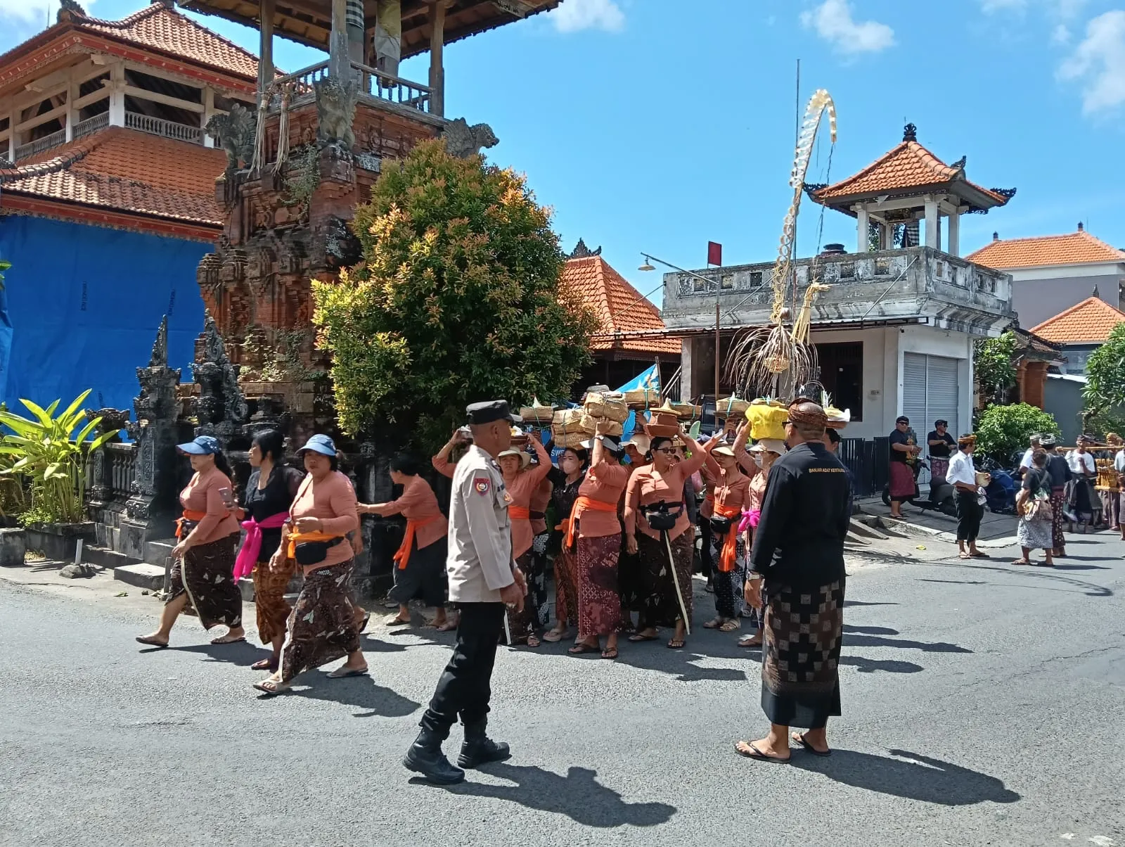 Pastikan Keamanan Prosesi Ngaben, Bhabinkamtibmas Kesiman Kertalangu Laksanakan Pengamanan