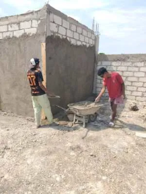 Babinsa Dampingi Pembangunan KDKMP Desa Oehandi, Keselamatan Tukang Jadi Prioritas