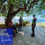 Personel Satlantas Polres Karangasem Melaksanakan Kegiatan Pengamanan Dan Pengaturan Arus Lalu Lintas di Kawasan Obyek Wisata Pantai Virgin