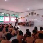 Bhabinkamtibmas Desa Perean Tengah Berikan Sosialisasi Anti Bullying kepada Siswa Sekolah Dasar