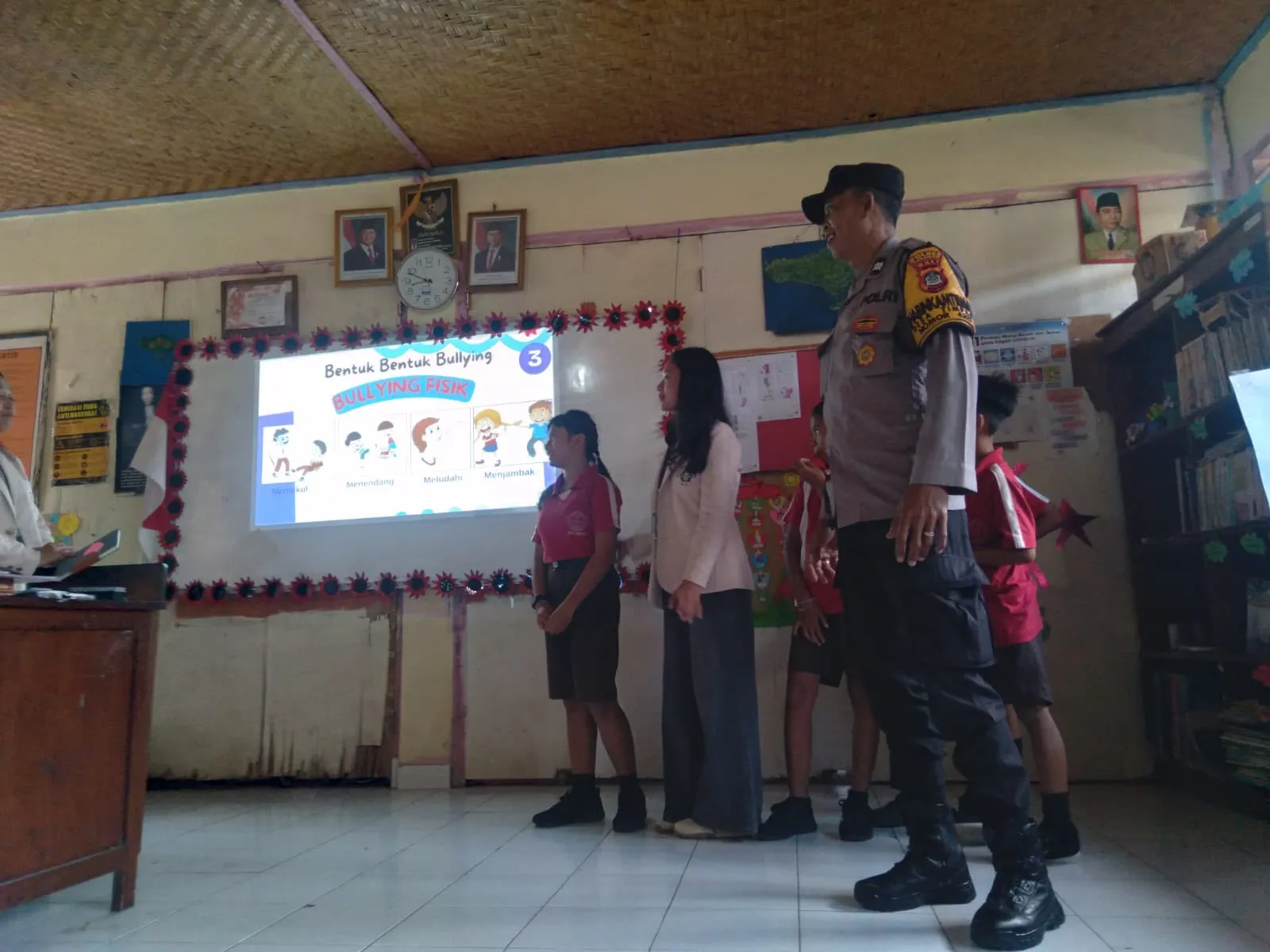 Cegah Perundungan Sejak Dini, Bhabinkamtibmas Desa Timpag Beri Edukasi Stop Bullying di SD N 3 Timpag
