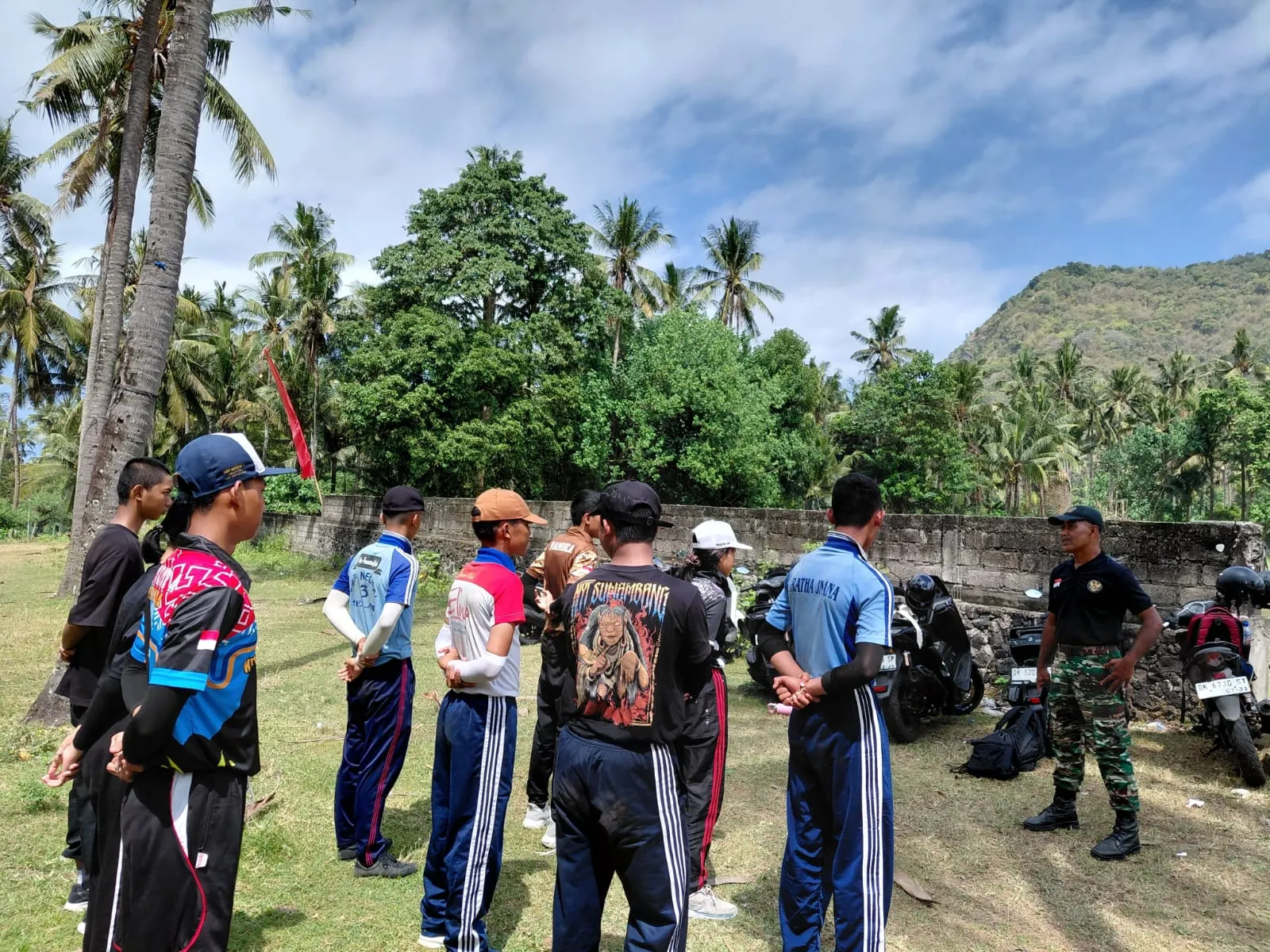 Pastikan kesiapan Paskibra, Anggota Koramil 1623-01/Karangasem latihkan PBB