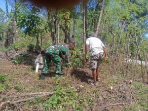 Lakukan Pendampingan, Anggota Satgaster Pos Halibete 2 Bantu Petani Bersihkan Lahan Pertanian