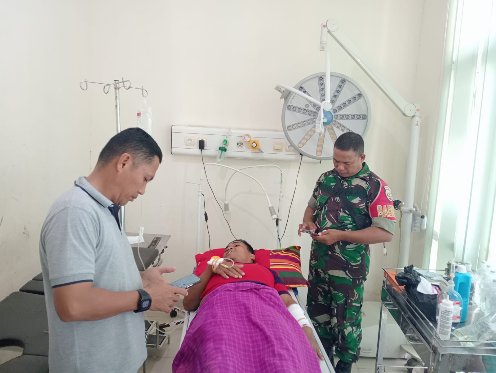 Kapten Inf. Bambang Irawan Tunjukkan Kepedulian dengan Membesuk Anggota Koramil yang Terluka