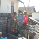 Semangat Kebersamaan, Babinsa Dampingi Warga Bangun Tempat Wudhu dan Kamar Mandi Musholla