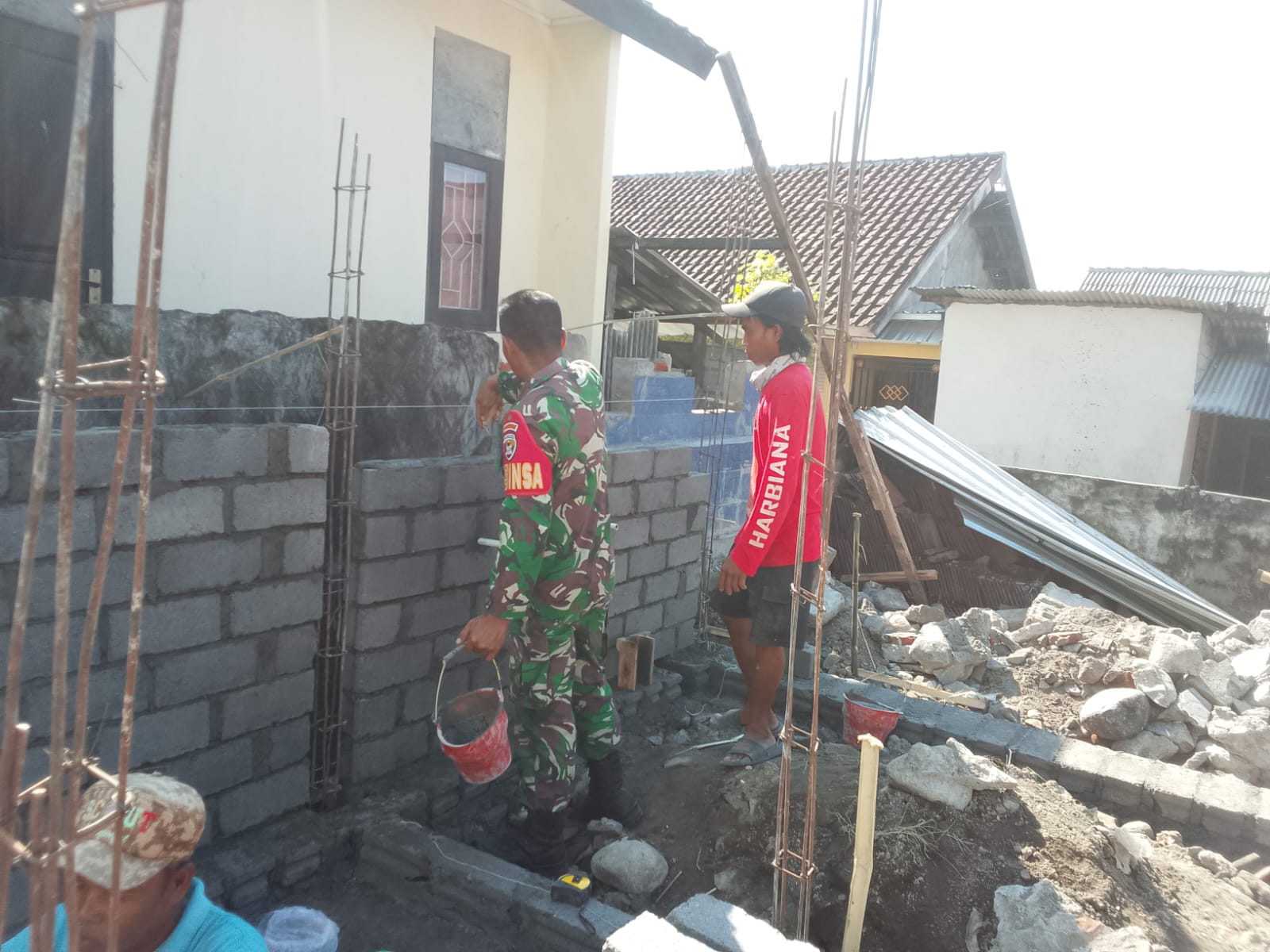 Semangat Kebersamaan, Babinsa Dampingi Warga Bangun Tempat Wudhu dan Kamar Mandi Musholla