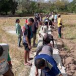 Kehadiran Satgas Pamtas Yonarhanud 2 Kostrad Adakan Karya Bakti Bangun Irigasi Sawah
