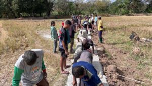 Kehadiran Satgas Pamtas Yonarhanud 2 Kostrad Adakan Karya Bakti Bangun Irigasi Sawah