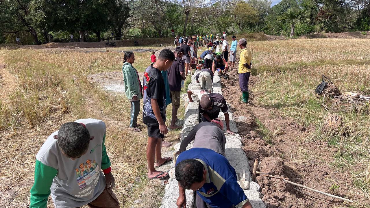 Kehadiran Satgas Pamtas Yonarhanud 2 Kostrad Adakan Karya Bakti Bangun Irigasi Sawah