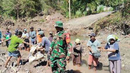 Pondasi Jembatan Litsusu Dicor Akses Sehat Warga Semakin Dekat Bersama