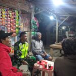 Babinsa Desa Sawe Intensifkan Patroli Malam Demi Ciptakan Lingkungan Aman dan Kondusif