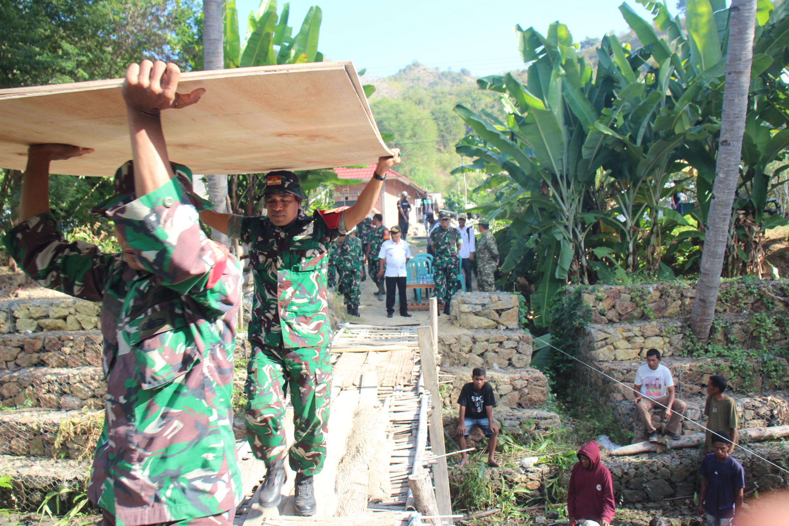 Wujud Kemanunggalan TNI-Rakyat, Kodim 1628/KSB Bangun Jembatan Aramco untuk Permudah Akses Warga Perjuk