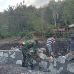 Wujud Kepedulian TNI, Babinsa Koramil 1601-04/Tabundung Dampingi Warga Bangun Rumah