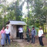 Sinergi Babinsa, Camat, dan Puskesmas Lewa Monitoring Sarana MCK di Panjara Hamu