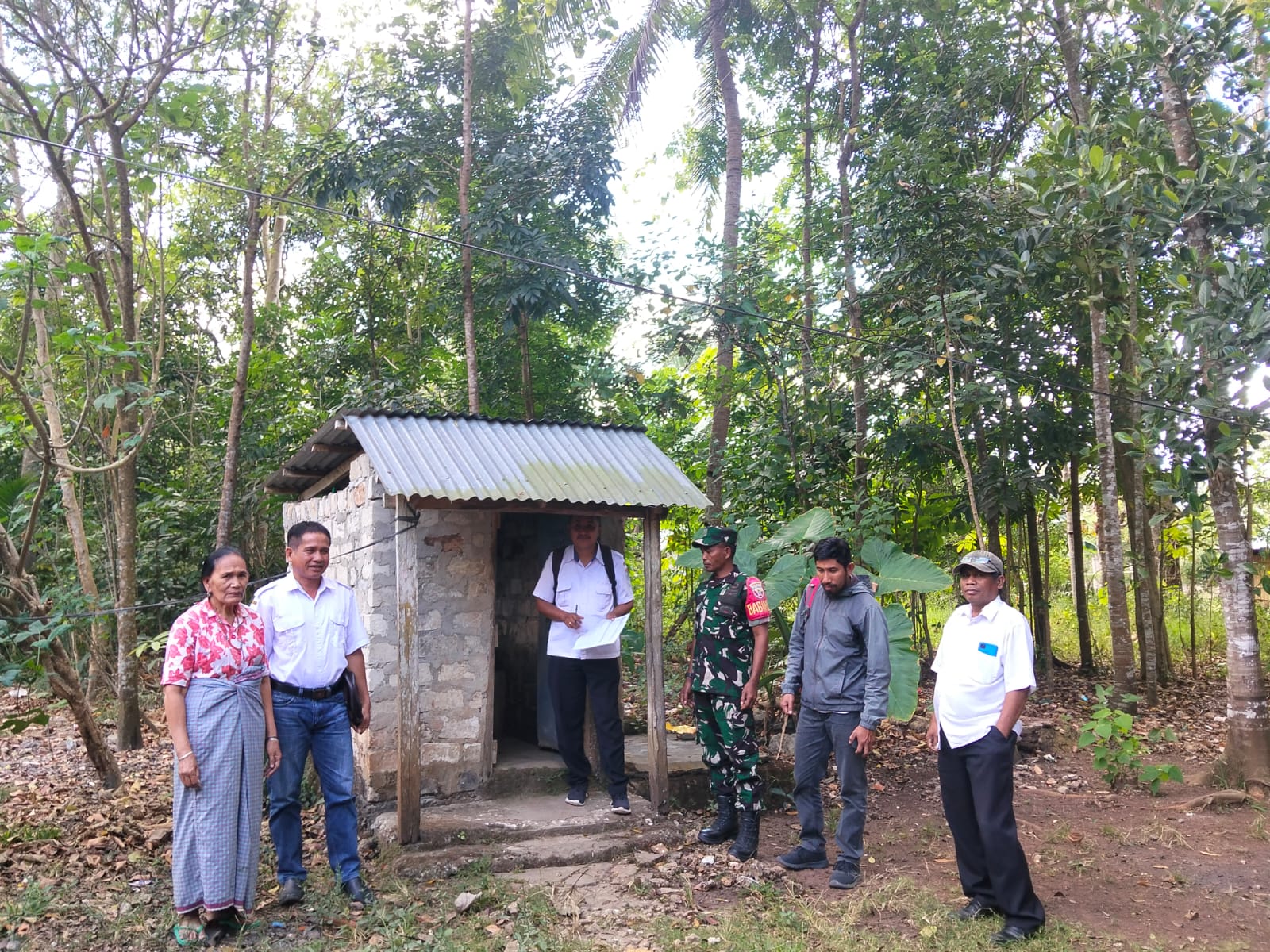 Sinergi Babinsa, Camat, dan Puskesmas Lewa Monitoring Sarana MCK di Panjara Hamu