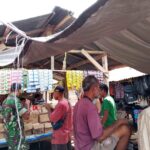 Babinsa Desa Kakaha Laksanakan Monitoring Harga Kebutuhan Pokok di Pasar Mingguan