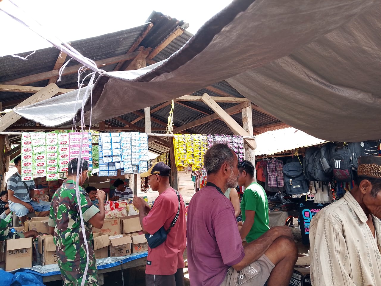 Babinsa Desa Kakaha Laksanakan Monitoring Harga Kebutuhan Pokok di Pasar Mingguan
