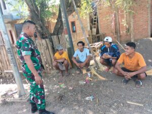 Babinsa Koramil 1614-03/Hu’u Edukasi Warga Pentingnya Deteksi Dini Gangguan Keamanan