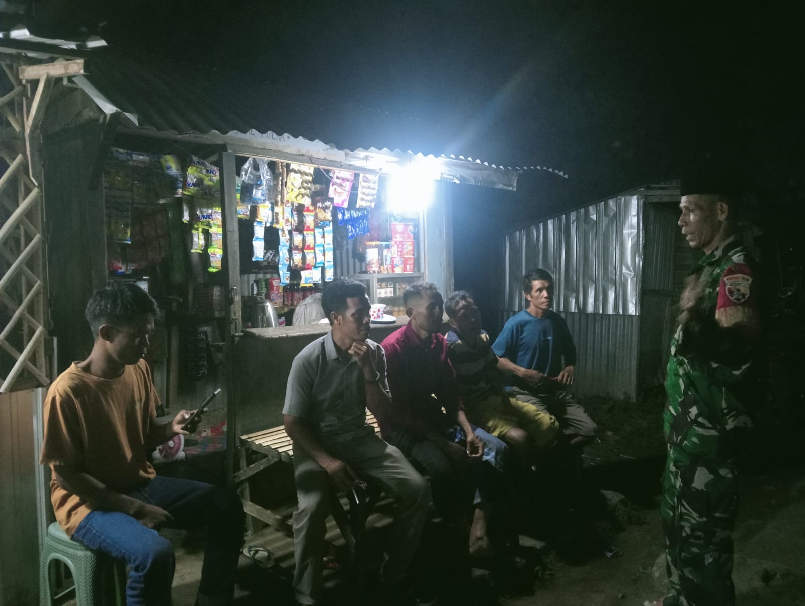 Babinsa Koramil 1608-05/Donggo Edukasi Warga dan Remaja Cegah Kenakalan Sosial