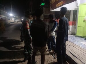 Babinsa Ajak Warga Tolak Miras, Narkoba, dan Judi Online Lewat Ronda Malam