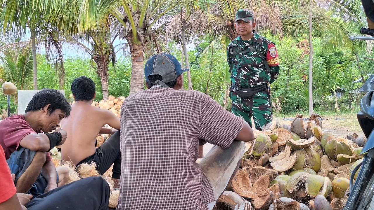 Babinsa Hadir Menguatkan Semangat Pelaku Usaha Kelapa Desa Rempek