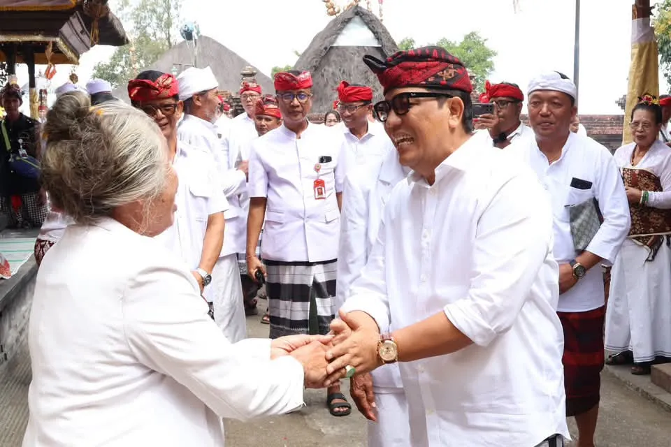 Bupati Sanjaya Teguhkan Komitmen Lestarikan Adat dan Budaya Bali saat Pujawali di Muncaksari