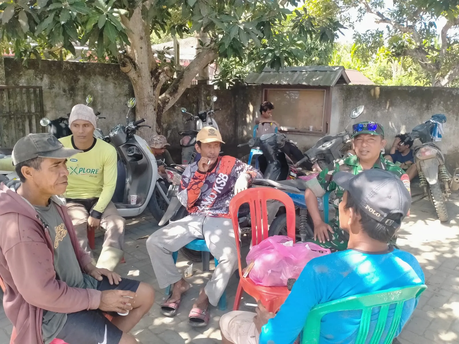 Komsos dan Monitoring Wilayah, Upaya Babinsa Desa Rempe Wujudkan Lingkungan yang Aman dan Kondusif