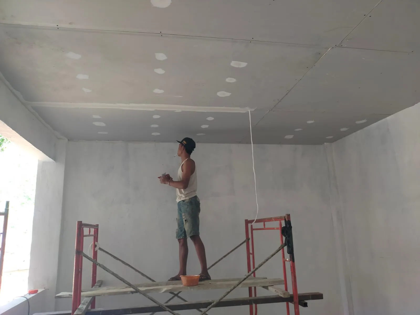 Babinsa Pastikan Pekerjaan KDKMP Desa Nggodimeda Berjalan Sesuai Progres