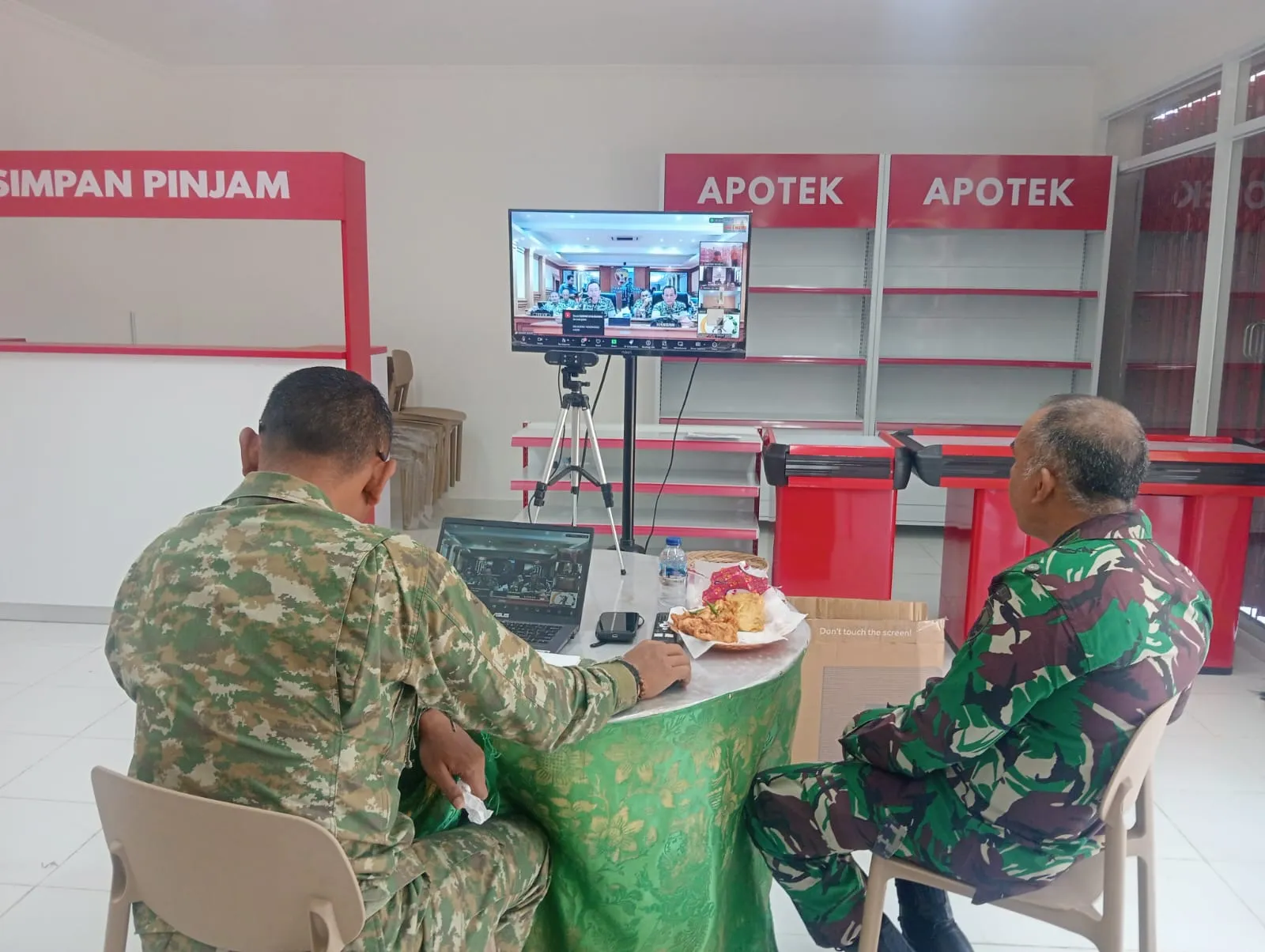 Dari Gerai KDKMP Desa Paksebali, Letkol Sidik Siap Dukung Penguatan Perekonomian Desa Saat Vicon Bersama Wapang TNI