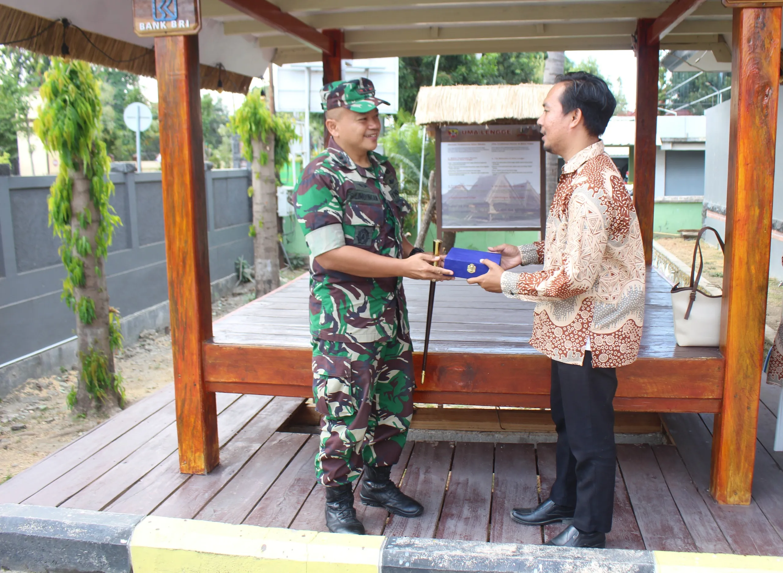 Sinergi Pendidikan dan TNI: Kodim 1608/Bima Bekali Siswi MTs Putri Baitul Ilmi Materi Bela Negara
