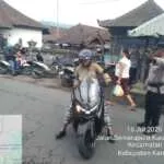 Personel Polsek Sidemen laksanakan pengaturan lalu lintas di Pasar Desa Adat Tabola