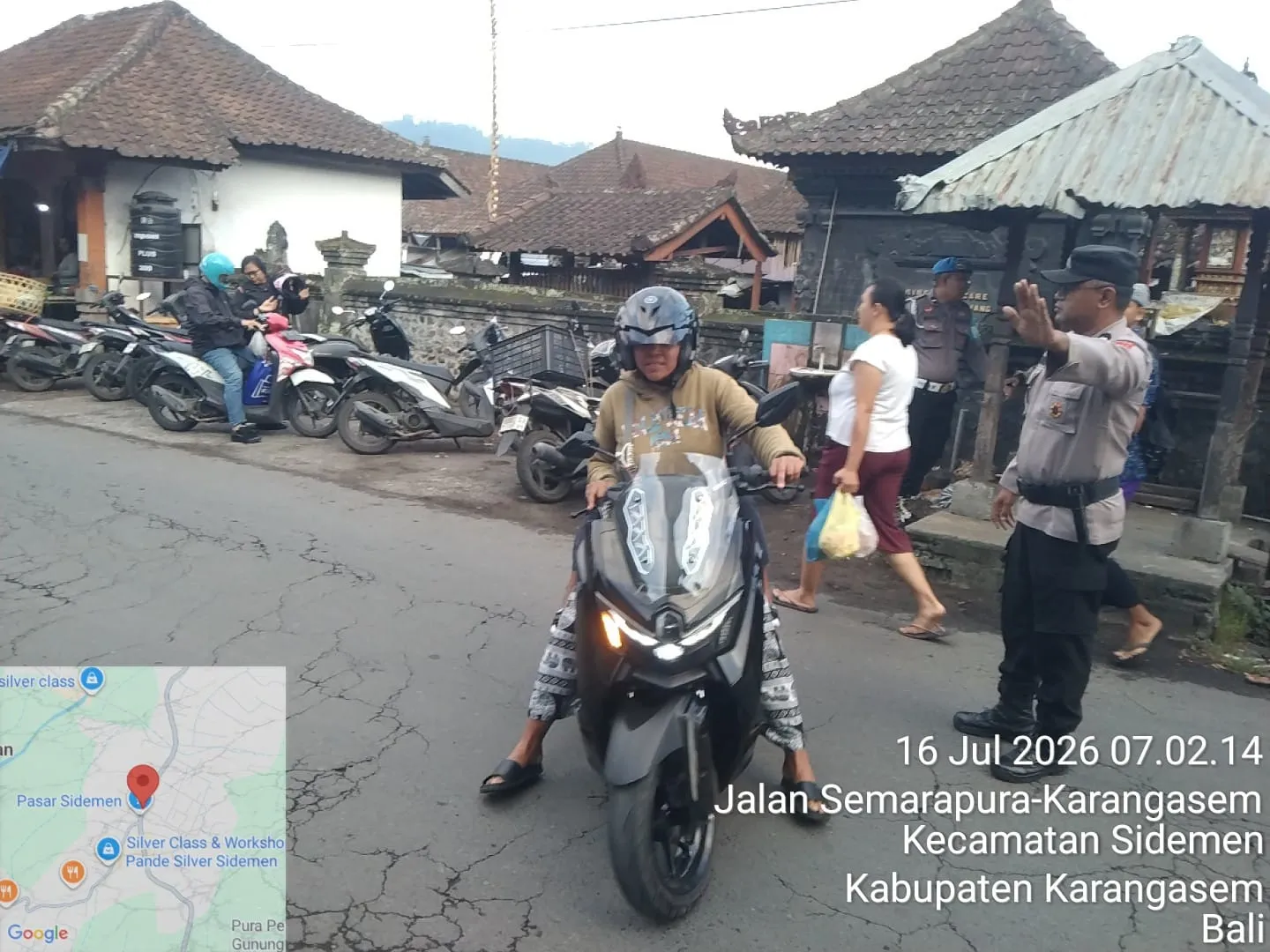 Personel Polsek Sidemen laksanakan pengaturan lalu lintas di Pasar Desa Adat Tabola