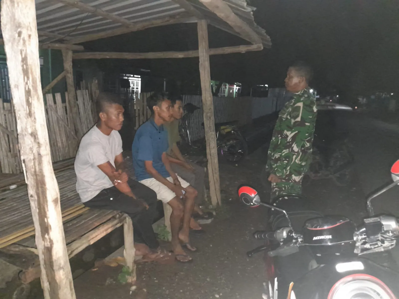 Patroli Malam Babinsa Bangun Kesadaran Warga Jaga Keamanan Lingkungan