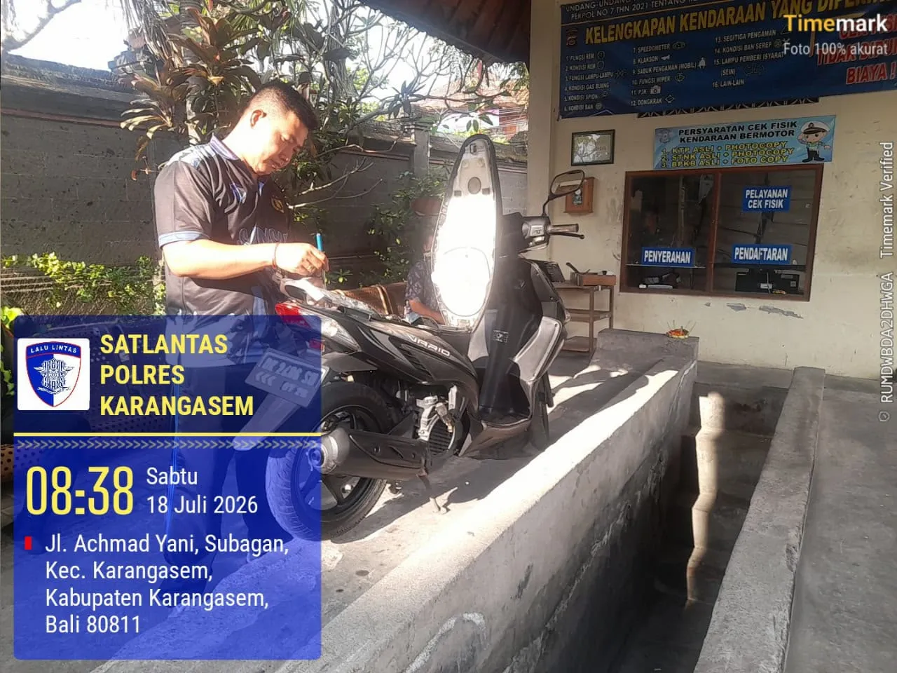 Pelayanan Gosok Mesin di Laksanakan Petugas Sat Lantas di SAMSAT Karangasem
